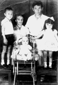 Na ocasião, o pai do depoente, José Cipriano Dantas, levou a família para uma sessão de fotos com o intuito de enviar para os parente no Rio Grande do Norte como recordação. Esta é a única foto que o depoente tem de seu pai.